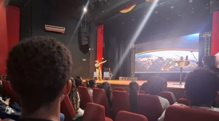 Centro de Excelência Atheneu Sergipense recebe palestra de cientista brasileira com atuação na Nasa