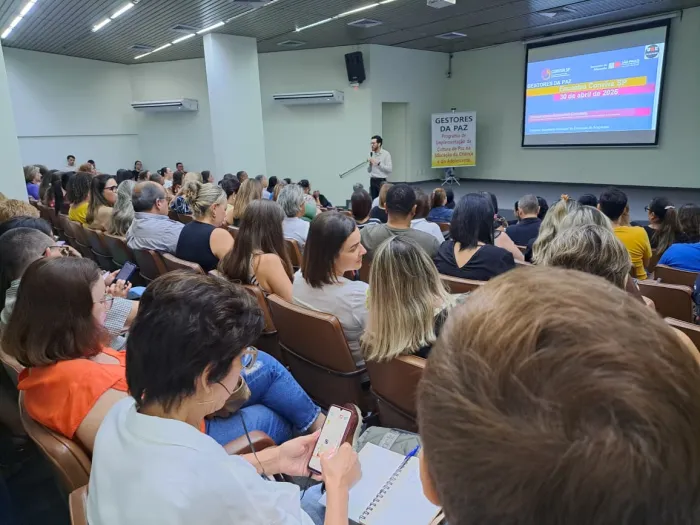 Grupo Gestores da Paz discute estratégias de combate à evasão escolar em Araçatuba