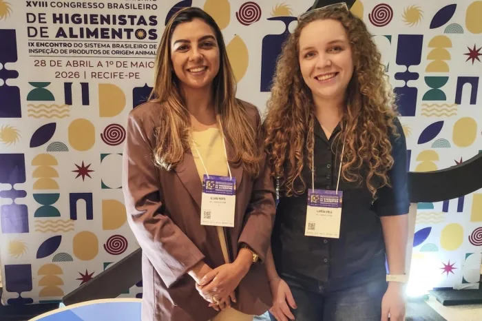Representantes de Palmas, a diretora de Inspeção Animal, Allana Merse, e a médica-veterinária e inspetora do SIM, Larissa Stela, durante o XVIII Congresso Brasileiro de Higienistas de Alimentos, em Recife (PE) - Crédito da foto: Divulgação