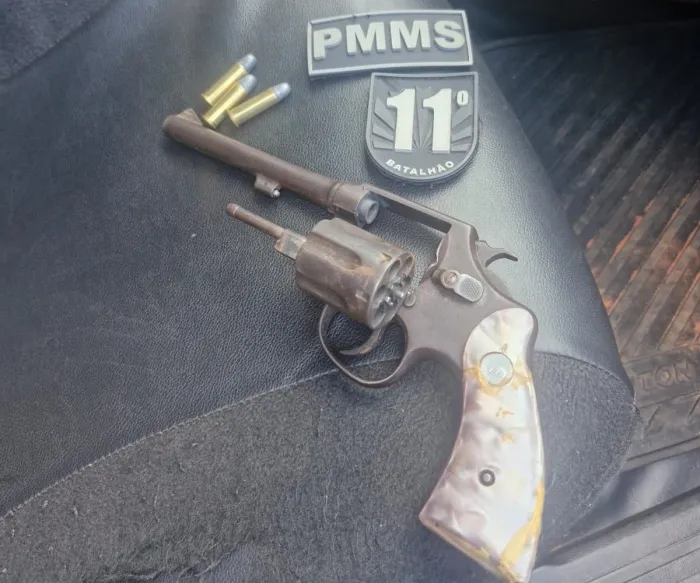 Polícia Militar apreende arma de fogo e droga durante abordagem em Guia Lopes da Laguna