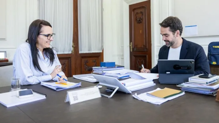 Secretária da Saúde, Lisiane Fagundes, acompanhou assinatura pelo governador Eduardo Leite, no Palácio Piratini -Foto: Ascom SES