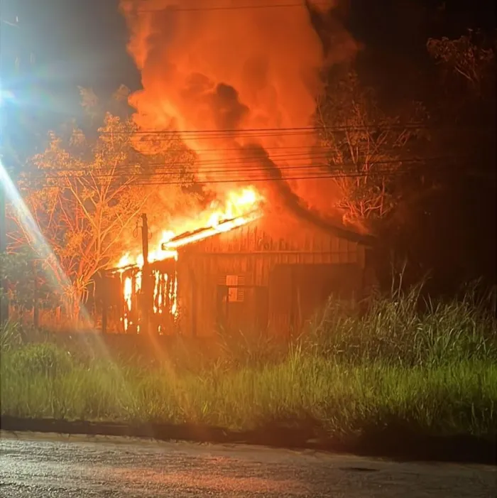 PM prende homem por agredir e incendiar residência da própria mãe em Juína