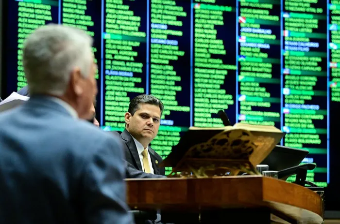 Congresso derruba veto e possibilita redução de penas pelo 8 de janeiro