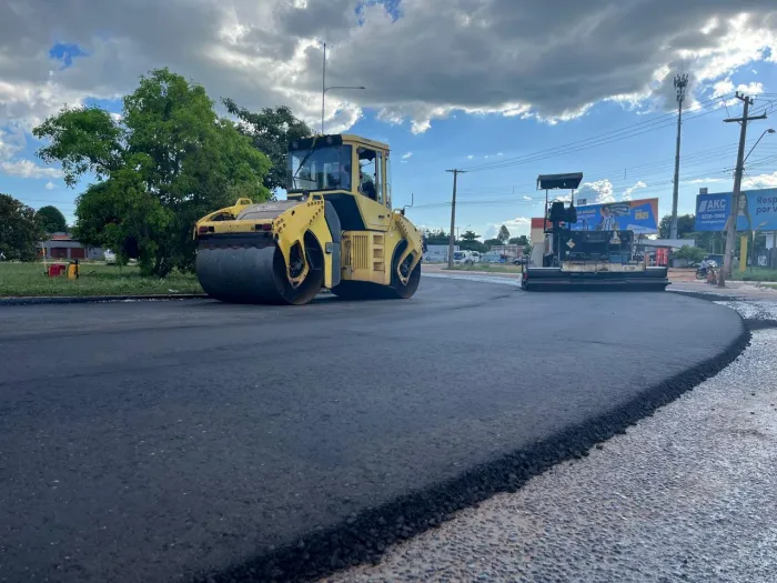 Aplicação de novo asfalto na avenida NS-01 - Crédito da foto: Divulgação Infraestrutura