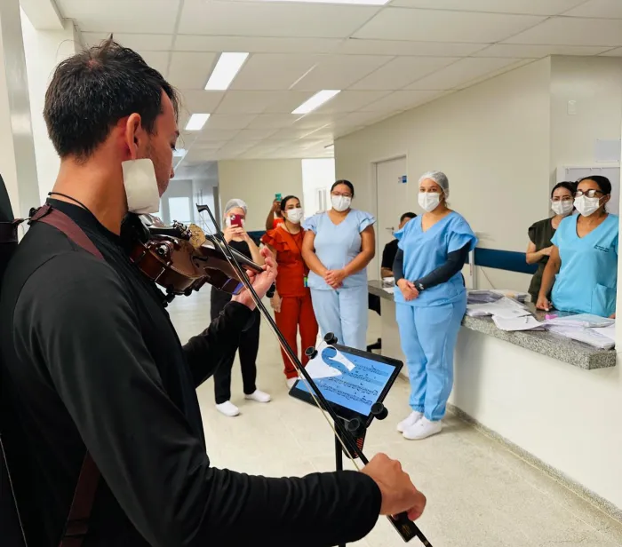 Jovem celebra recuperação levando música e esperança aos pacientes do HRPI