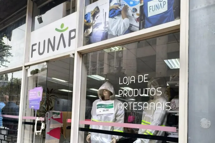 O espaço é aberto ao público e oferece uma variedade de produtos, como artesanatos, objetos de decoração e utensílios de cozinha