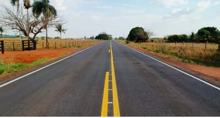  Rodovia com aplicação de microrrevestimento asfáltico, técnica que aumenta a vida útil do pavimento e reduz custos futuros com manutenção (Foto: DER/RO)