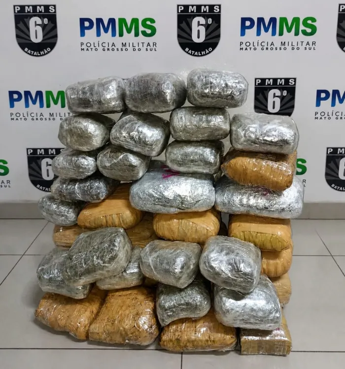 Polícia Militar Prende Três Pessoas e Apreende Quase 30 kg de Skunk em Ônibus de Viagem no Lampião Aceso.