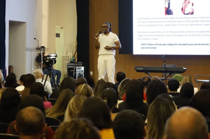 Encerramento do Abril Azul conta com palestra de Manoel Soares e lançamento de linha de crédito para mães atípicas