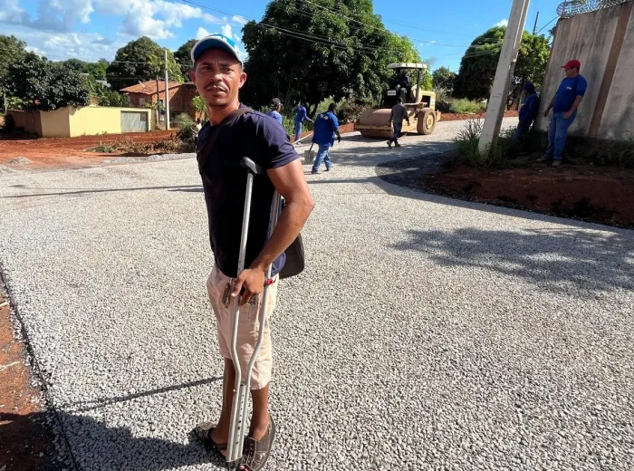 Morador da região, Isaías Lopes destacou a satisfação com a chegada do asfalto - Crédito da foto: Divulgação