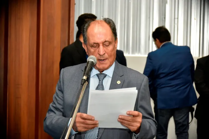 Zé Teixeira cobra recuperação do asfalto para bairros de Dourados