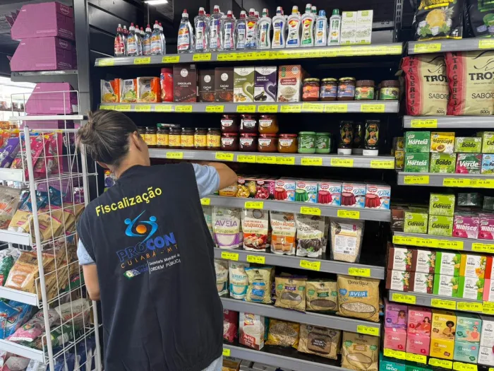 Procon apreende dezenas de produtos vencidos em supermercado em Cuiabá