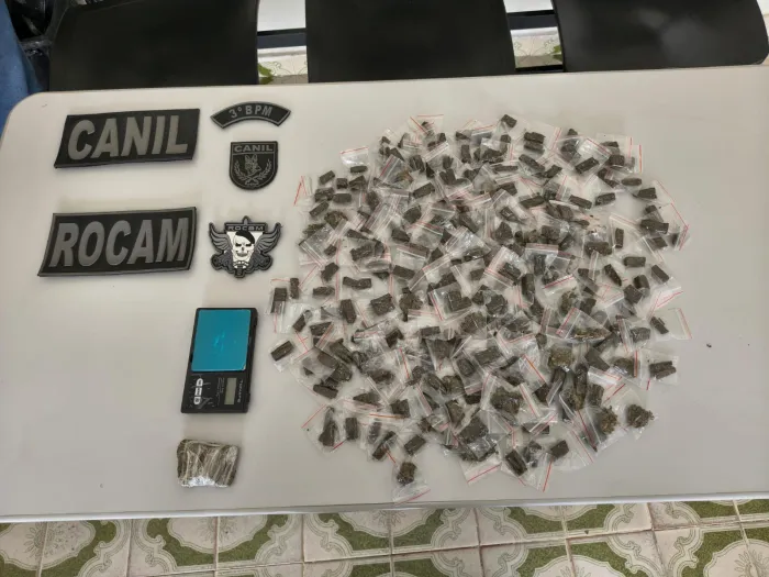 Policiais localizaram 450g de maconha, uma balança de precisão e três celulares em Arapiraca - Ascom PMAL