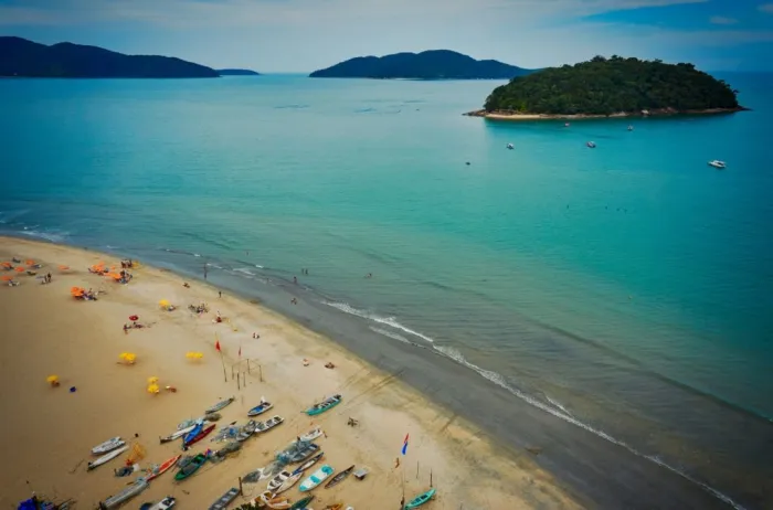 Vista aérea da Praia da Cocanha, em Caraguatatuba (foto: Ken Chu / Setur-SP)