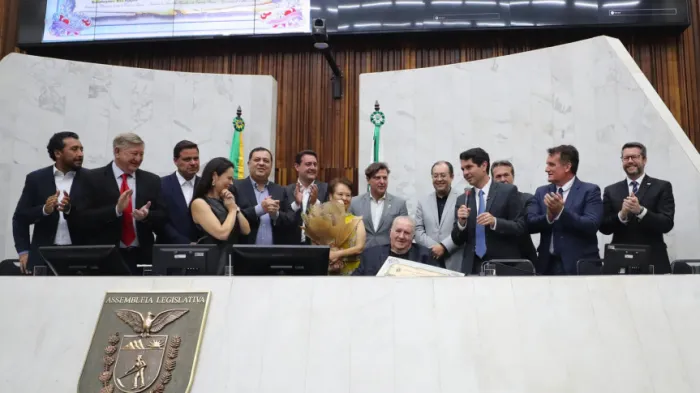 Solenidade ocorreu na noite desta terça-feira (5), no Plenário da Assembleia Legislativa do Paraná. - Créditos: