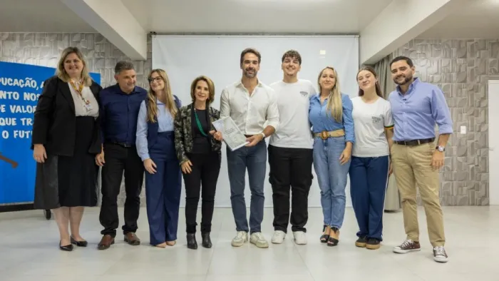 Eduardo Leite e Gabriel Souza reforçam preparação das escolas com primeiro plano climático da Rede Estadual
