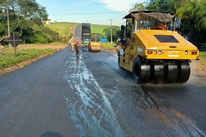 Conservação: DER/PR reforça pavimento da rodovia PR-566 em Itapejara d’Oeste