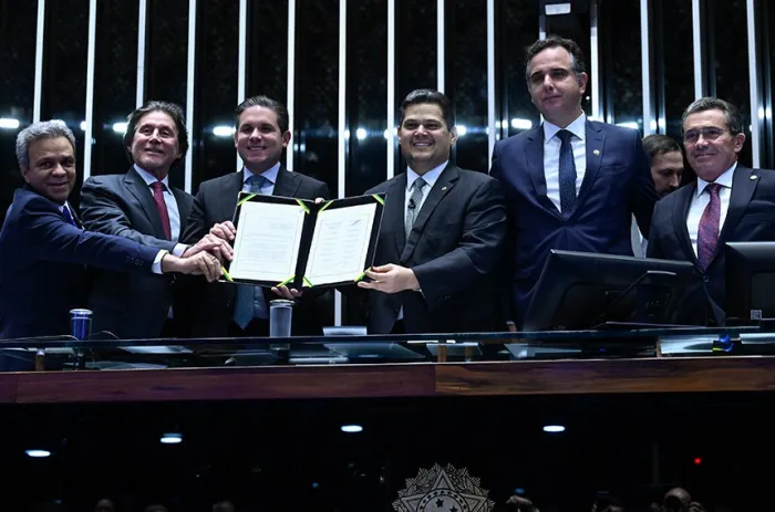 Sousa Silva, Eunício, Motta, Davi, Pacheco e Vital do Rêgo Filho, presidente do TCU, com o texto promulgado - Foto: Carlos Moura/Agência Senado