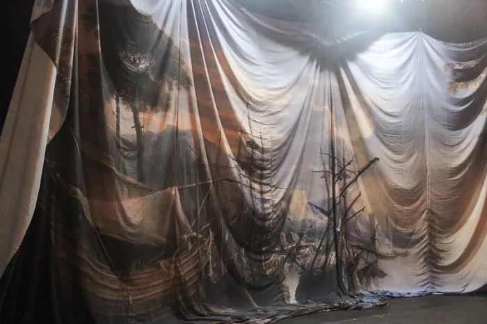Montagem inédita de ‘Salvator Rosa’ aposta em cenografia imersiva no Teatro Amazonas