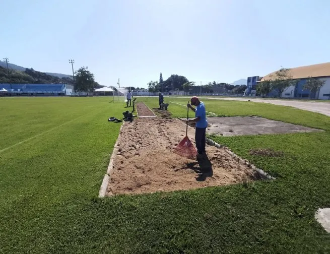 Prefeitura de São Sebastião realiza manutenção na pista de atletismo do Estádio Municipal