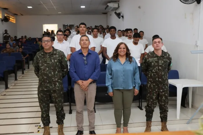 Mais de 60 jovens de Brasilândia prestam juramento à Bandeira em solenidade no Anfiteatro Ramez Tebet