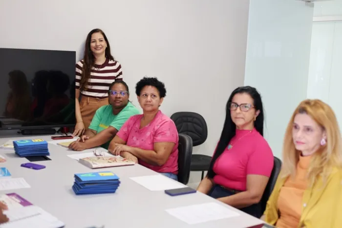 Professoras da rede municipal participam de formação sobre sistema Braille com vivência prática e depoimento de aluna com deficiência visual