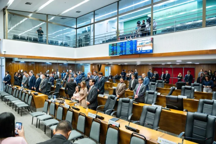 Deputados fazem um minuto de silêncio pelo falecimento de policial militar