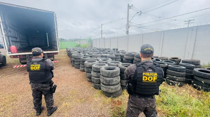 DOF apreende quase 2 mil pneus novos escondidos em carga de pneus usados