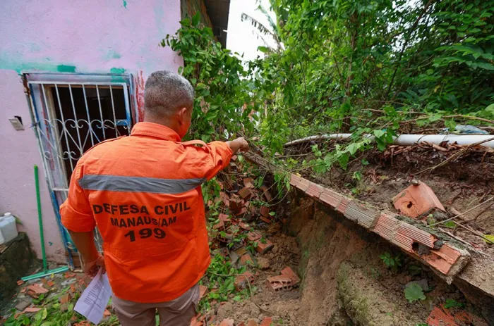 Defesa Civil em atuação em Manaus após as chuvas de fevereiro deste ano - Foto: Antonio Pereira/Semcom