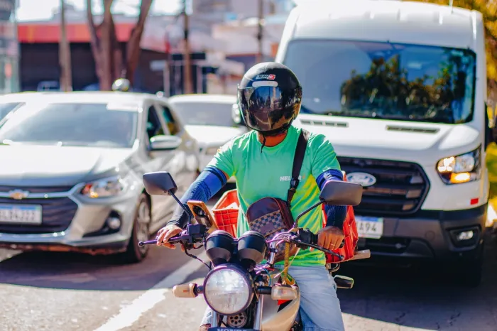 Abril Verde: Sesau realiza campanha com foco em motoentregadores