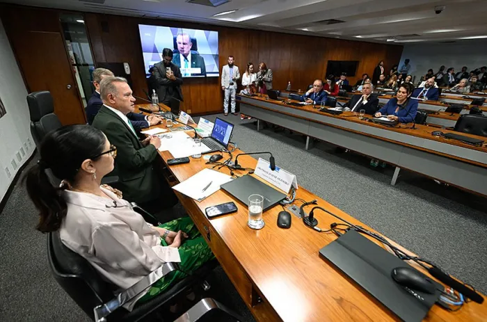 O senador Wellington Fagundes, autor do requerimento, na reunião da CRA com convidados - Foto: Carlos Moura/Agência Senado
