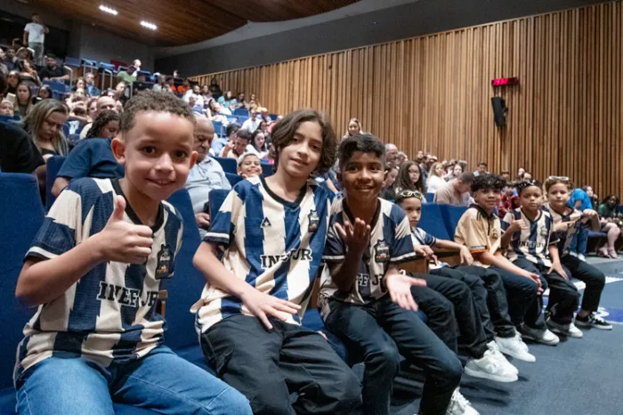 Jogadores e professores de futsal recebem homenagens e premiações na CLDF