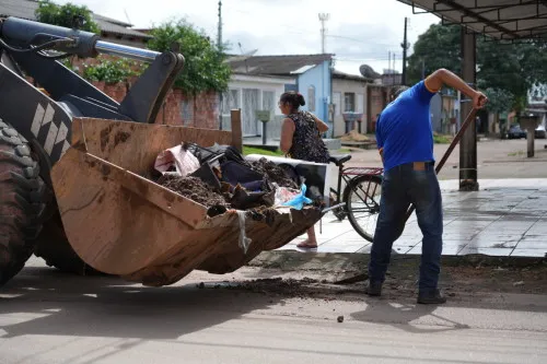 Prefeitura intensifica serviços urbanos em diferentes regiões da cidade