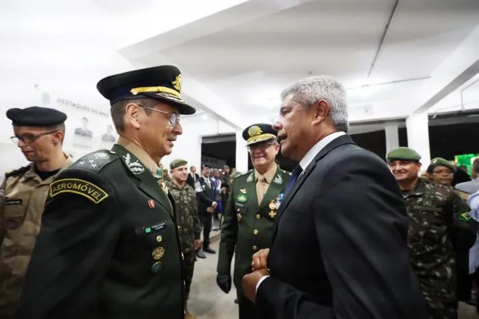 Governador acompanha passagem de comando da 6ª Região Militar na capital baiana