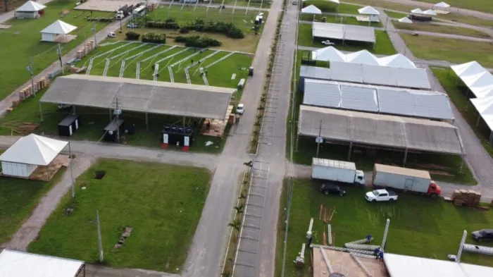 As ruas do parque receberam revestimento com pedra brita, garantindo uma estrutura adequada para suportar o intenso fluxo de visitantes