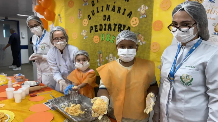 Crianças internadas na Pediatria do HGE participaram de oficina culinária e aprenderam a preparar o Salgadinho Smile - Thallysson Alves