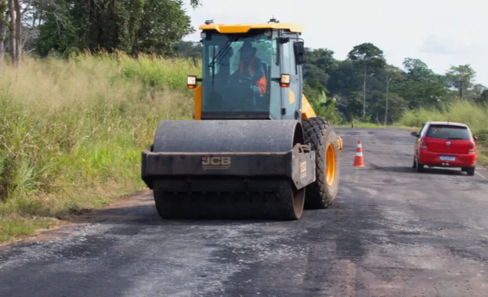 Os serviços são realizados na recuperação de trechos, aplicação de massa asfáltica em pontos essenciais e correções para manter a durabilidade da pista
