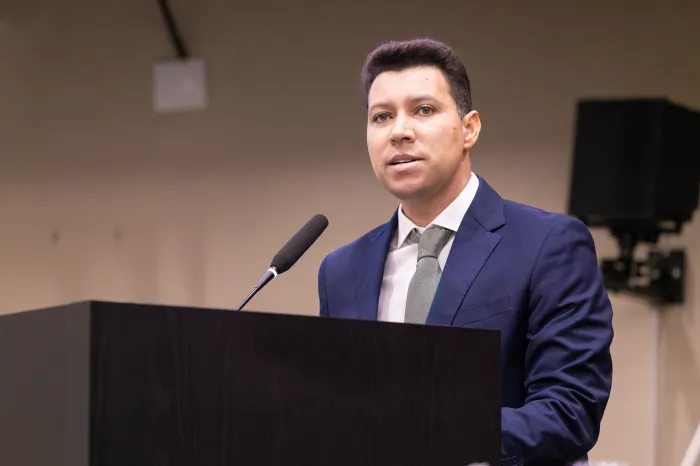 Deputado Alex Sandro apresenta projeto de ei que cria 'Abril Amarelo' para conscientização de doenças ocultas