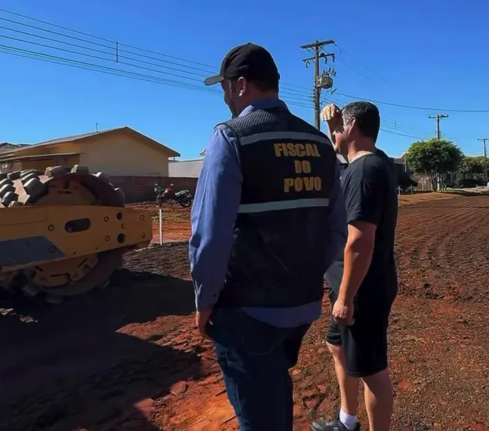 Vereador Nado Tozzi acompanha aplicação de fresado e reforça compromisso com o Jardim Adonai