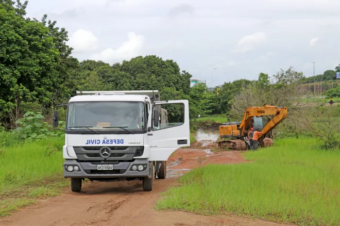 Defesa Civil realiza limpeza das Três Lagoas e reforça alerta sobre o descarte do lixo doméstico e entulhos