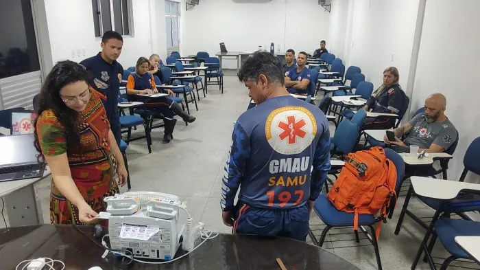 Instrutora demonstrou o funcionamento de equipamentos cardiológicos - Arnaldo Santtos / Ascom Samu