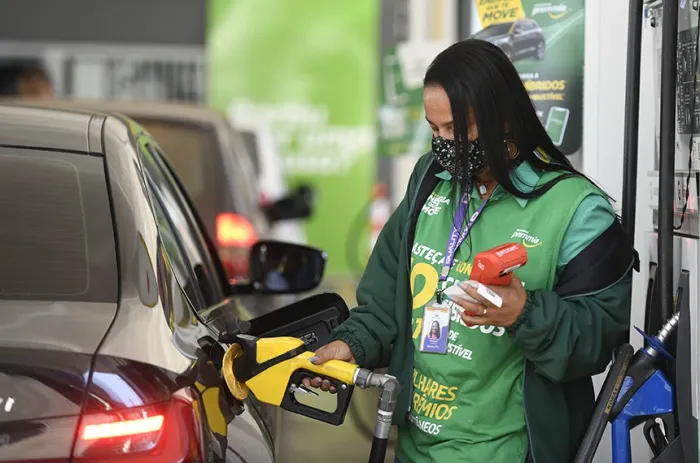 Frentista abastece veículo em posto de gasolina - Foto: Edilson Rodrigues/Agência Senado