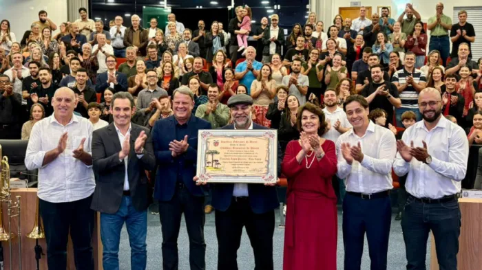A homenagem foi entregue pela deputada estadual Cristina Silvestri (PP), autora da Lei nº 22.847/2025, aprovada por unanimidade na Assembleia Legislativa do Paraná. - Créditos: Divulgação/Assessoria Parlamentar