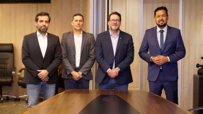  Chefe de Relações Interinstitucionais da Alero, Guilherme Erse; presidente da Facer, Cícero Noronha; presidente da Alero, Alex Redano; e secretário-geral da CACB, Marco Kobayashi (Foto: Rafael Oliveira I Secom ALE/RO)