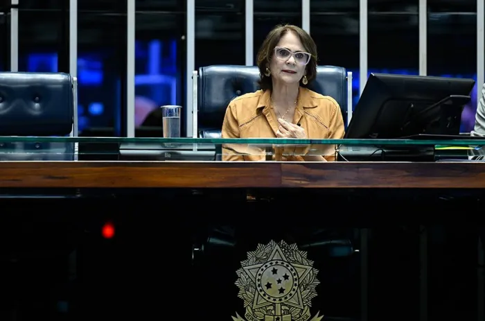 Durante a sessão plenária desta sexta-feira, a senadora Damares Alves destacou a importância da campanha Maio Laranja - Foto: Andressa Anholete/Agência Senado