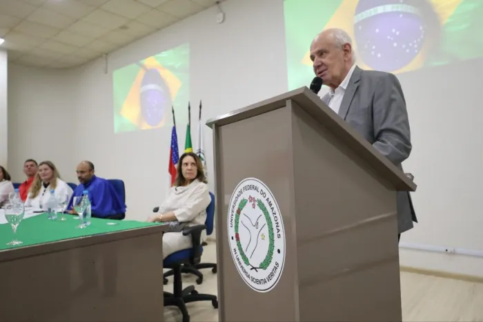 Vice-governador Serafim Corrêa participa de solenidade de concessão do título de Professor Emérito a Oldeney Sá Valente