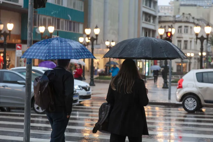 Vento, chuva e queda nas temperaturas: frente fria começa a atravessar o Paraná
