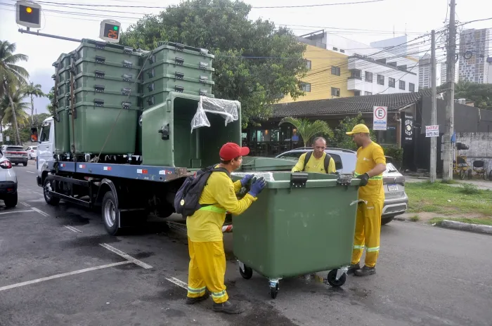 EmlurJP inicia troca de 40 contêineres instalados na Orla de João Pessoa