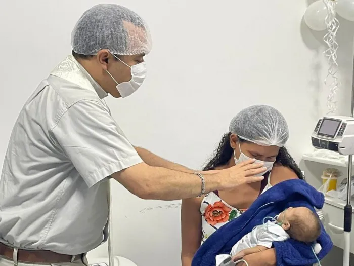 O bebê Nataniel de Assis, de 4 meses, foi batizado na UTI do Hospital da Criança - Cortesia