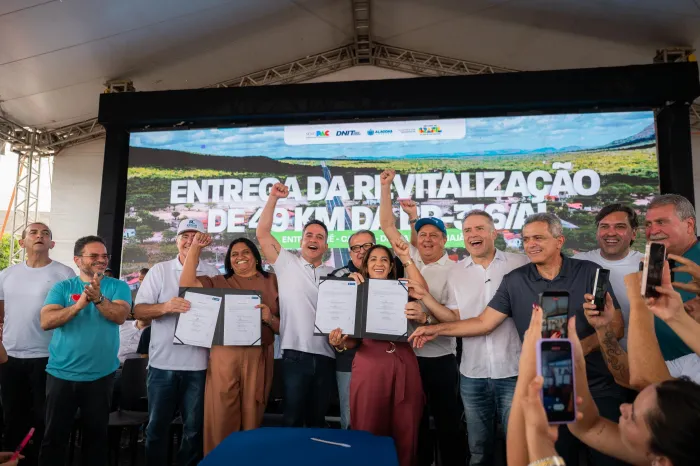 Entrega faz parte de pacote de investimentos estaduais e federais que visa melhorar a mobilidade dos sertanejos - Edvan Ferreira